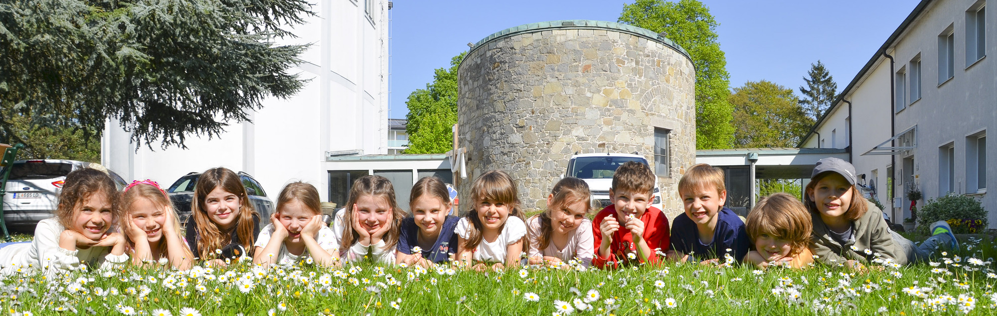 Kinder in der Blumenwiese