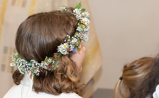 Kind mit Blumenkranz im Haar